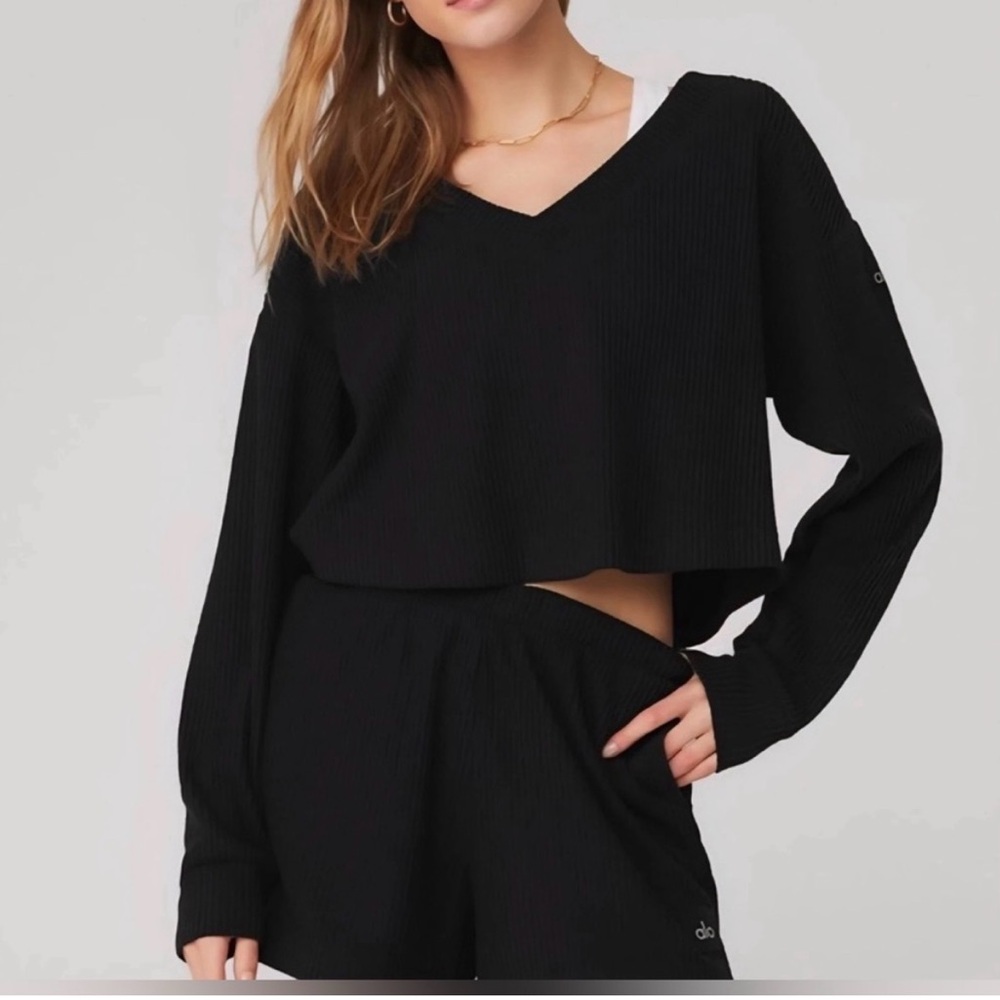 ALO YOGA Muse Ribbed V-neck Pullover Top and shorts